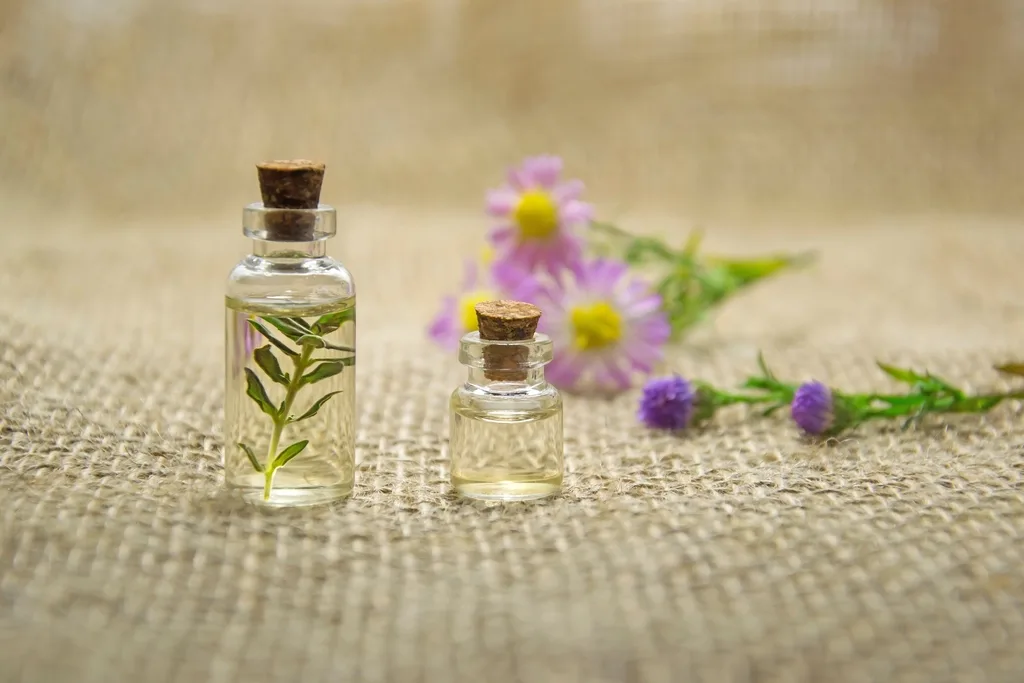 Frascos de aceites esenciales sobre tela de fique